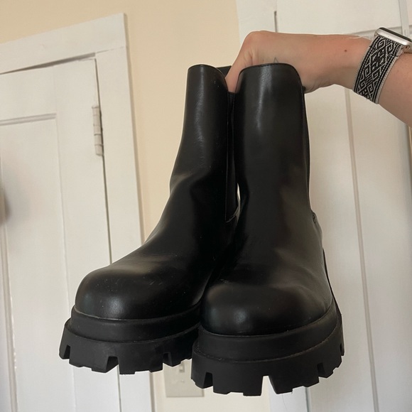 NWOT Platform Chelsea Boots